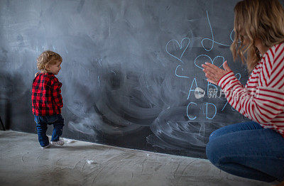 mother work´s and play with her child